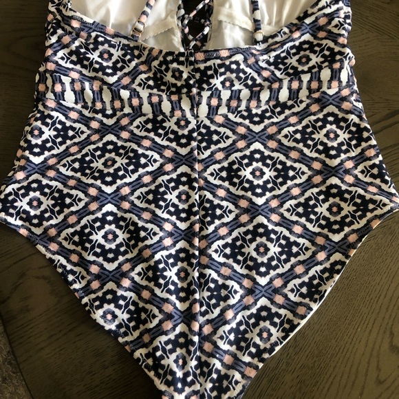 Jessica Simpson padded one piece bathing suit. Size large. Never worn. - Picture 4 of 10